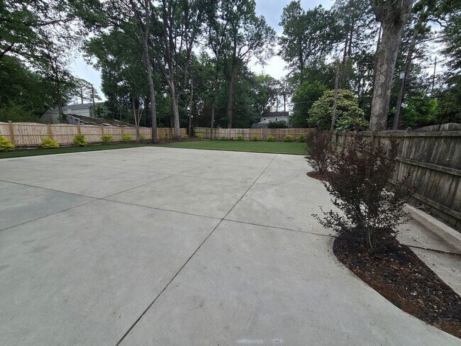 Building Photo - 2534 Forest Dr