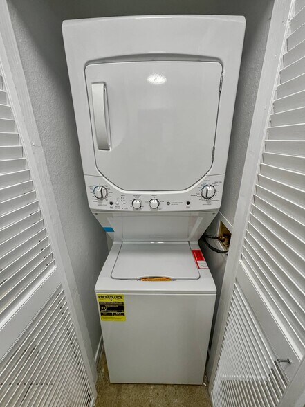 Building Photo - 14850 Hesby St