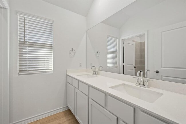 Building Photo - 1648 Tinnen House St