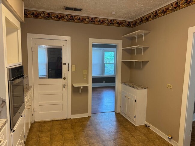 Building Photo - 2-bed/1-bath Downstairs unit!