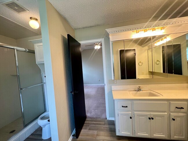 Building Photo - 9300 Buttonwood Ave