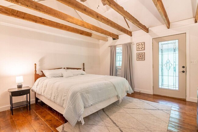 Building Photo - Cottage-style single-family home