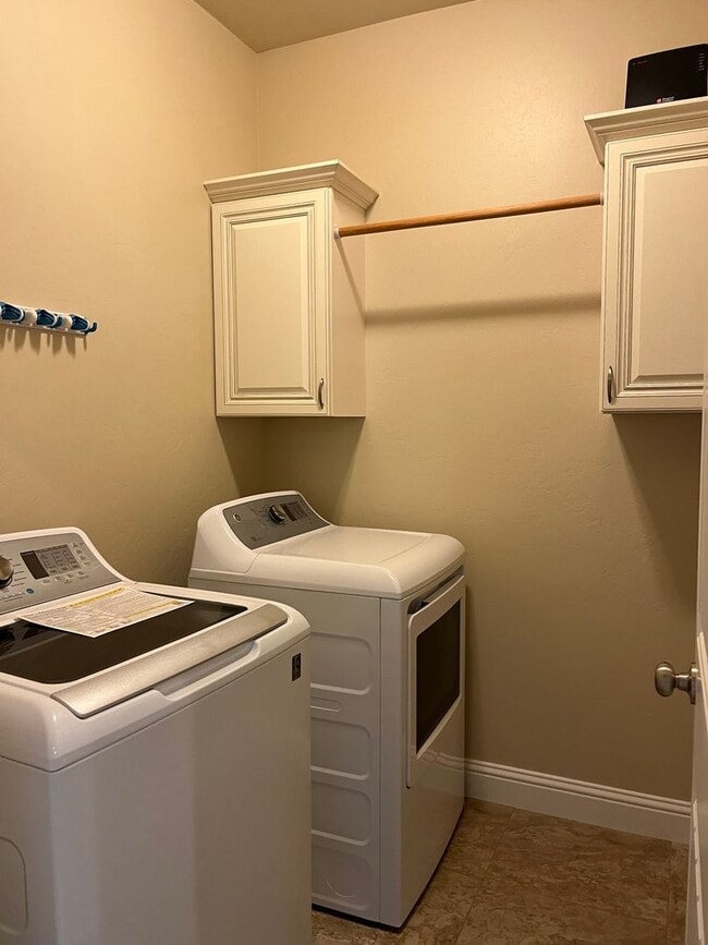 Building Photo - Executive Home In Elko