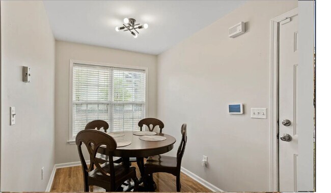 Building Photo - Spacious 3/2 Available Now!
