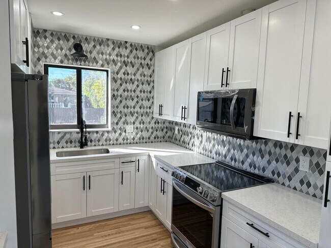 Building Photo - 170 W 58th St