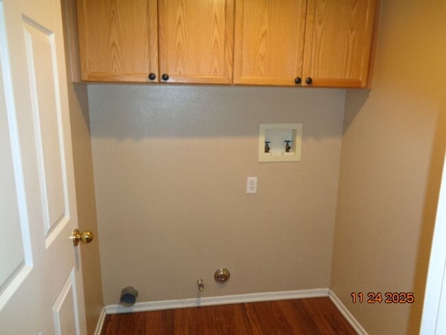 Building Photo - Gorgeous 2 Story Home Built in 1996 with 2476 sq. ft.