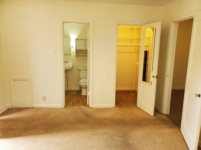 Building Photo - Private loft apartment over barber shop ne...