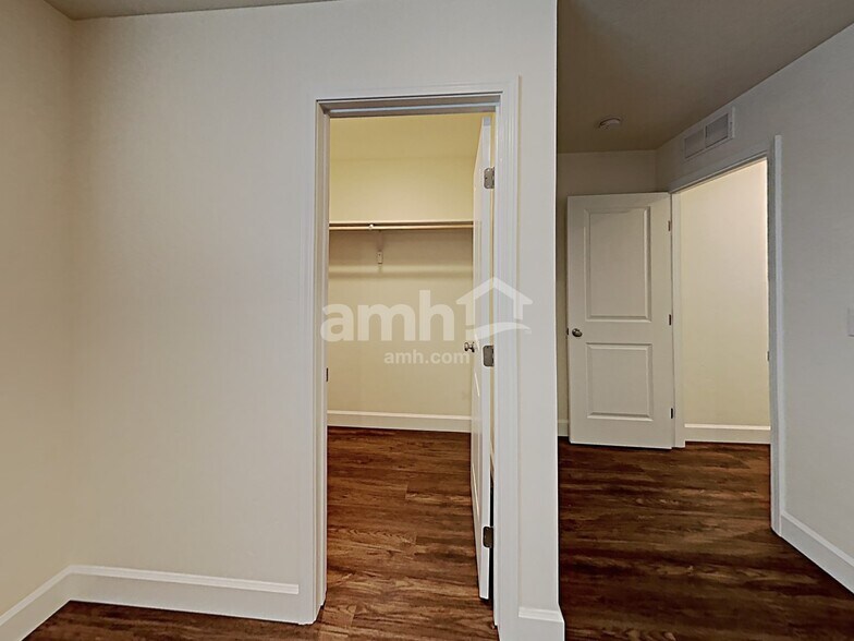 Building Photo - 5079 W Bellevue St
