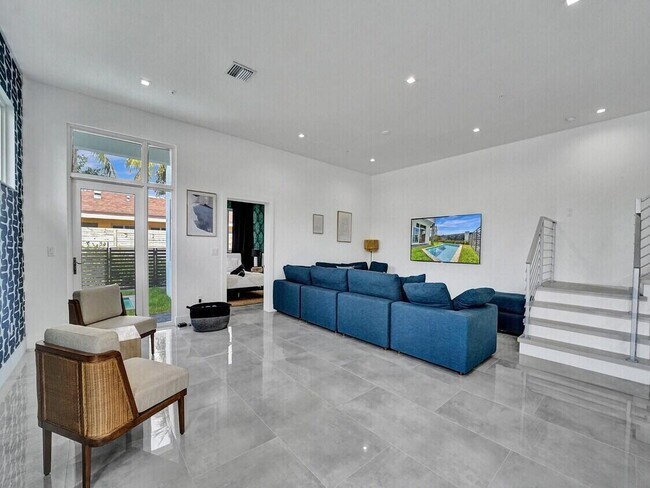 Building Photo - 1220 NE 15th Ave