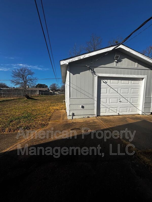 Building Photo - 814 N Hodge St