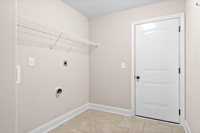 Building Photo - Pet Friendly Three Bedroom!
