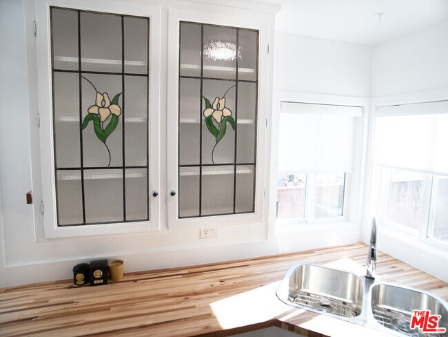 Building Photo - 6413 White Oak Ave