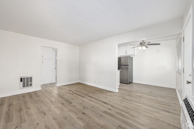 1BR, 1BA - 500SF - Living Room - 14119 Mulberry Dr.