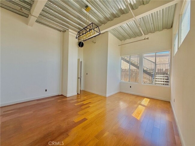 Building Photo - 312 W 5th St