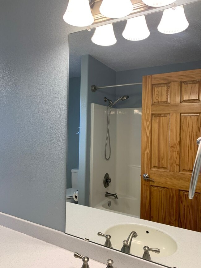Building Photo - 4 bedroom 21/2 bath home