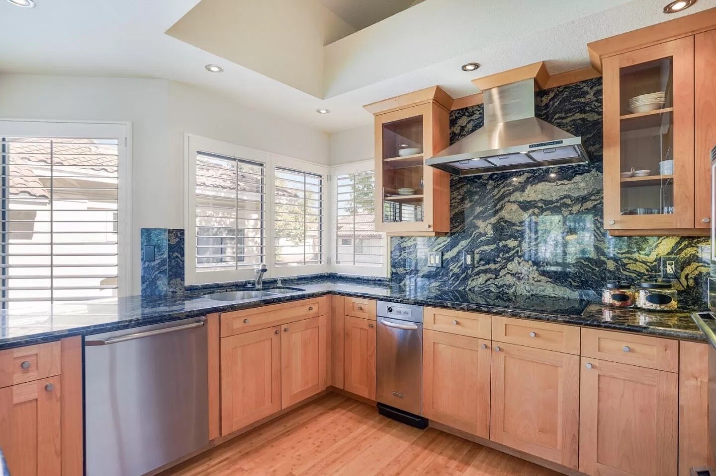 Building Photo - 3056 Lakemont Dr