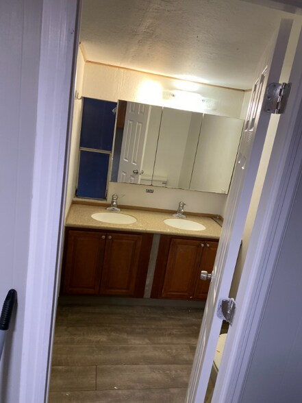 Building Photo - 10 9th Ave