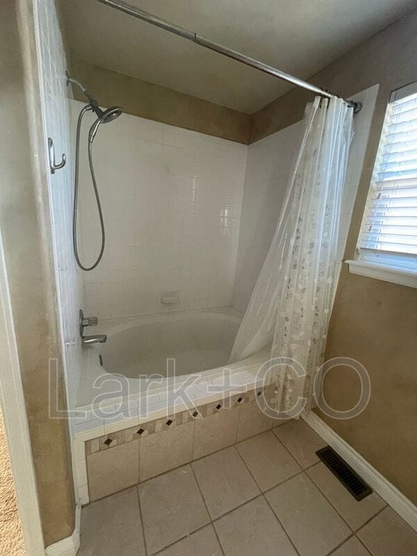 Building Photo - 9350 Cove Creek Dr