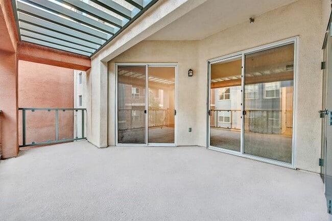 Building Photo - Beautifully Upgraded Park Avenue Condo Ava...