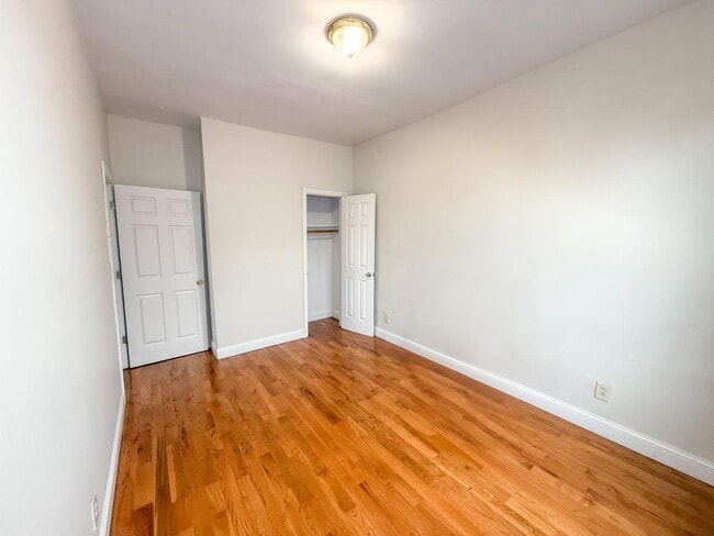 Building Photo - 553 E 188th St