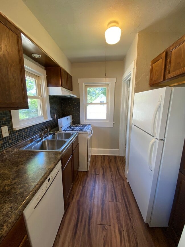 Building Photo - Updated 2 Bedroom 1.5 Bath Near Grandview ...