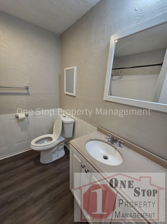 Building Photo - Updated 4 Bedroom, 2 Bathroom Duplex in Overland Park, Kansas