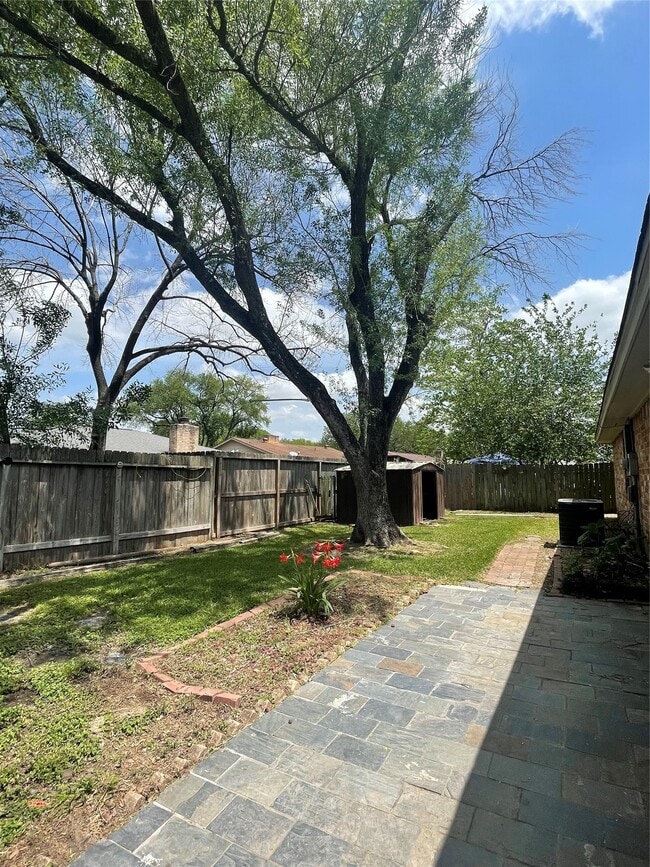 Building Photo - 7622 Bubbling Spring Ln
