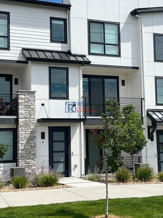 Building Photo - 2074 S Holly St