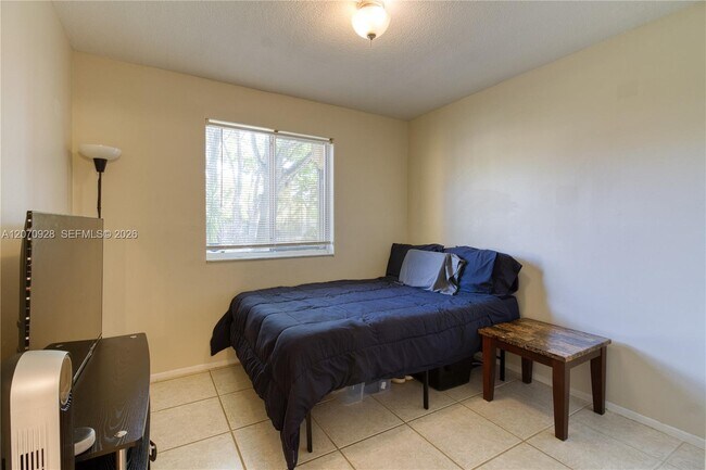 Building Photo - 3095 N Oakland Forest Dr