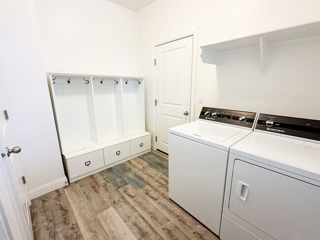 Building Photo - Welcome to this charming 3 bed 2.5 bath home just off Deer Flat and Linder Rd.