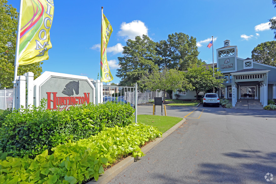 Sign - Huntington Hollow Apartments