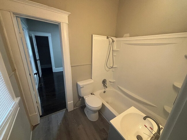 Building Photo - 2 bed 1 bath Home For Rent