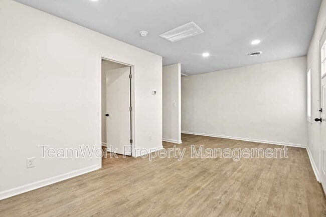 Building Photo - 3011 Terry Dr