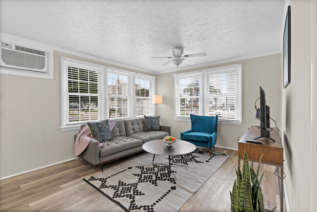 Bright & Cozy Living Room with Smart TV - 301 27th Ave S