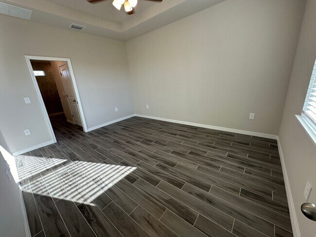 Building Photo - NW Cape Coral Home 4 Bedroom/ 2 Bath/ 3 Ca...