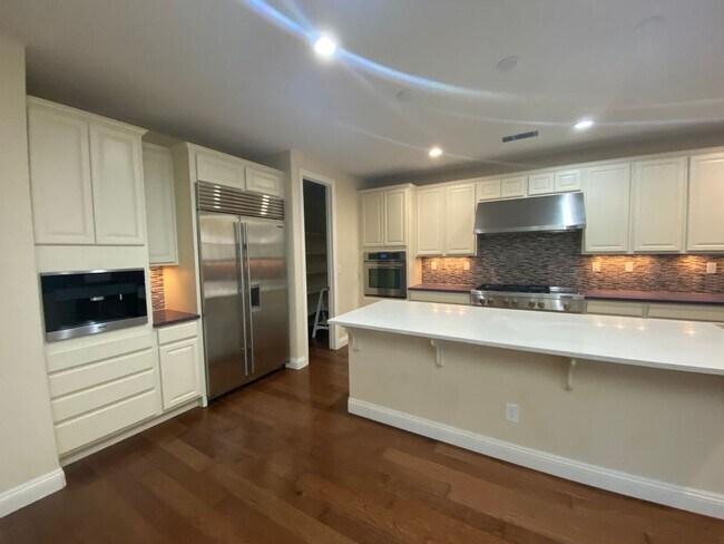 Building Photo - Sommersett 4 bedroom