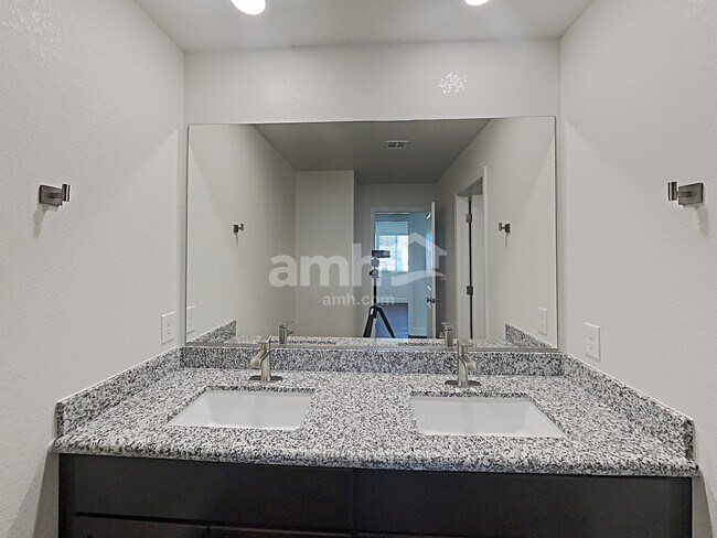 Building Photo - 1710 Viaggio Ave