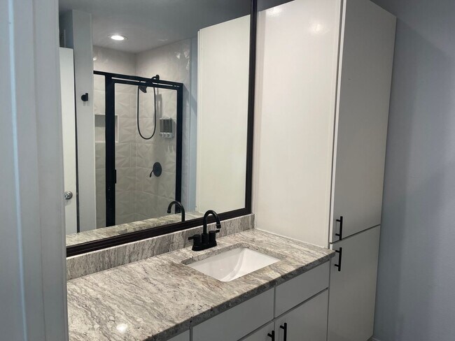 Building Photo - Fully Renovated 2/2 Near Campus