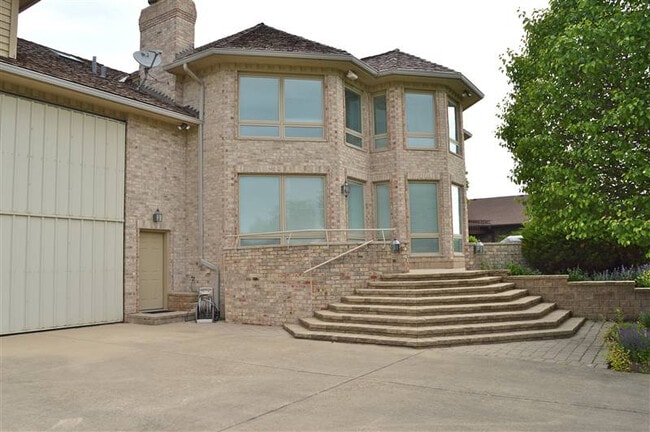 Building Photo - 711 Berkshire Ct