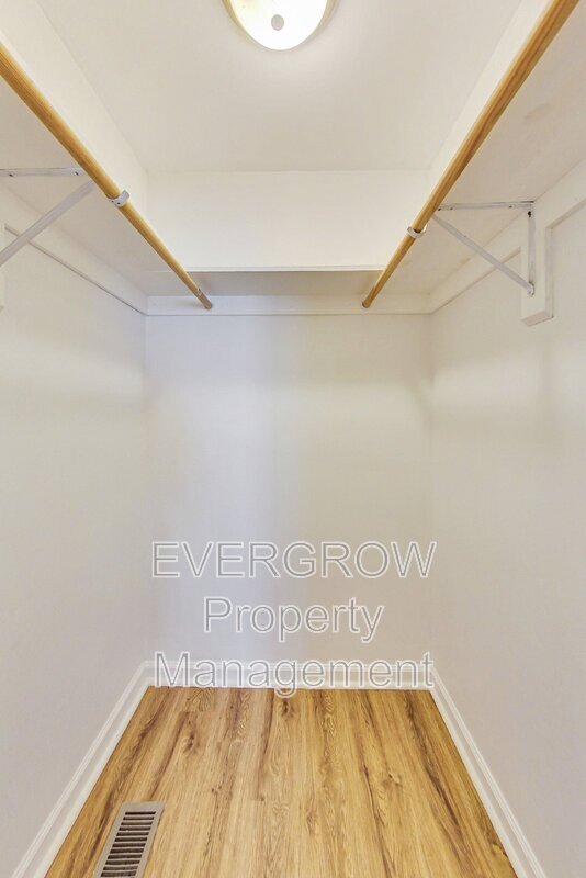 Building Photo - 3962 Strathmore Dr