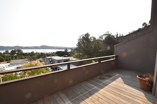 Building Photo - Upgraded Townhouse With Water Views!