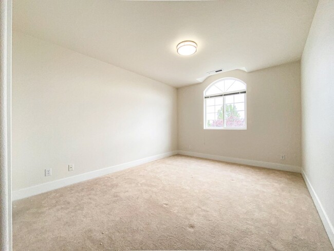 Building Photo - 2211 Morency Dr