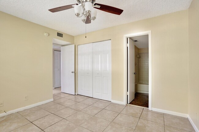 Building Photo - 832 Twin Lakes Dr