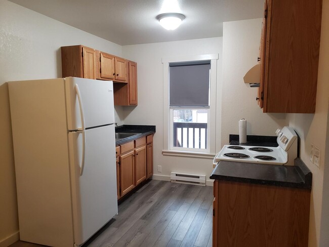 Building Photo - Recently Remodeled 1 Bedroom Apartment