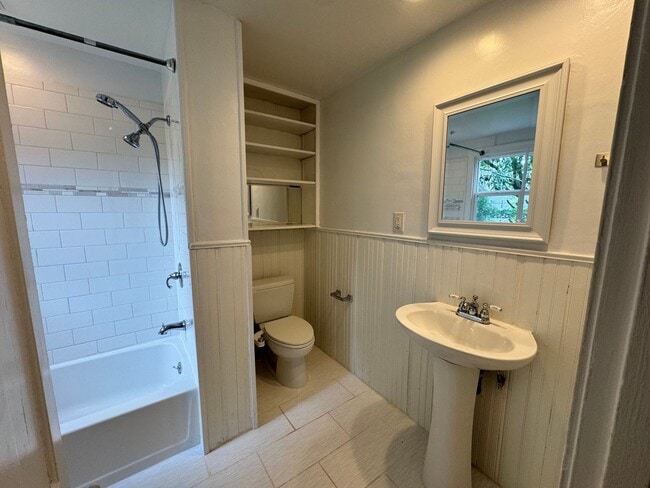 Building Photo - 305 Hurley Ave