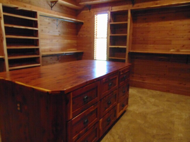 Building Photo - Majestic 3 Bed Mid MO Ranch!
