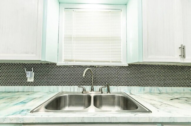 Building Photo - Spacious 4 bedroom 2 bathroom close to Texas Tech!