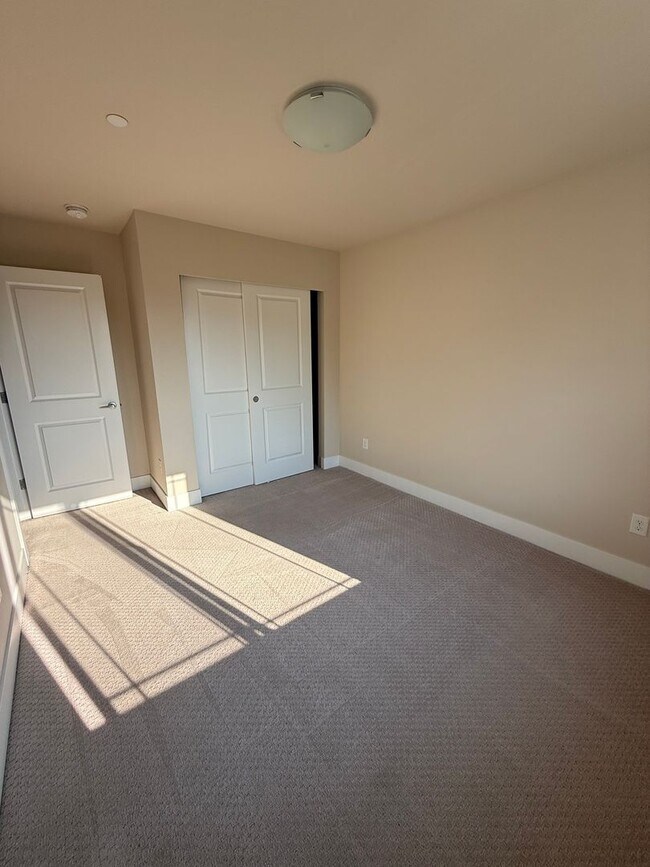 Building Photo - Modern 4 Bed, 3.5 Bath Lynnwood Home – Pri...
