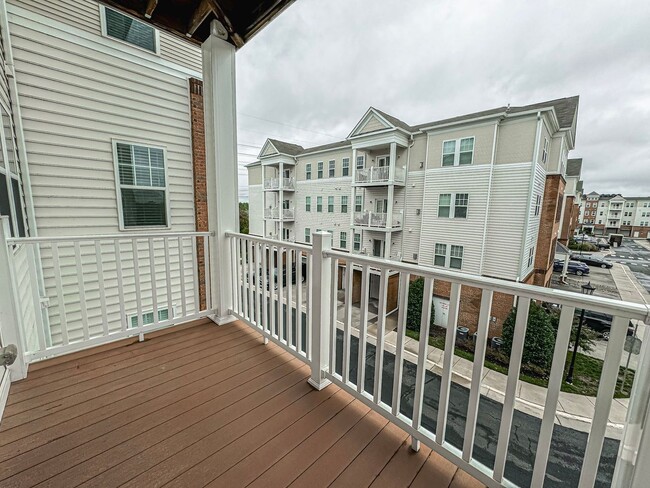 Building Photo - Stunning 3 Bed 2 Bath Condo With Den In Vi...