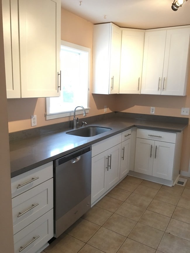 Building Photo - Super Cute & Renovated 3-Bedroom Cottage i...